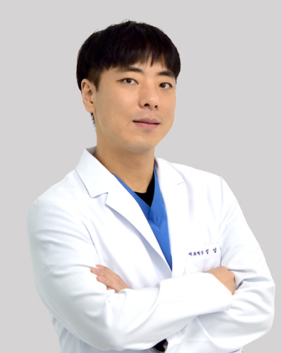 금동이가나란이 이준영 원장 프로필 - 보건복지부 인증 구강악안면외과 전문의, 전남대학교 치과대학병원 인턴·레지던트